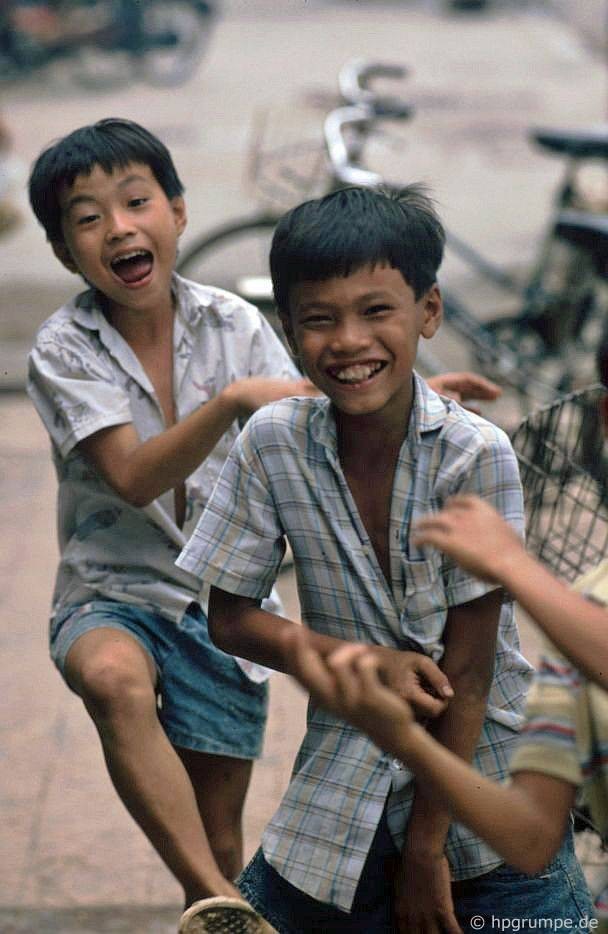 Trẻ em trên đường phố Sài Gòn, 1991.